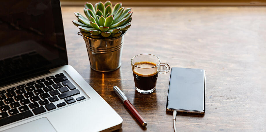 Bild von Laptop mit Kaffee im Homeoffice