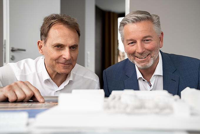 Beide Geschäftsführer Thomas Gugau und Ralf Weller begutachten ein 3D-Modell