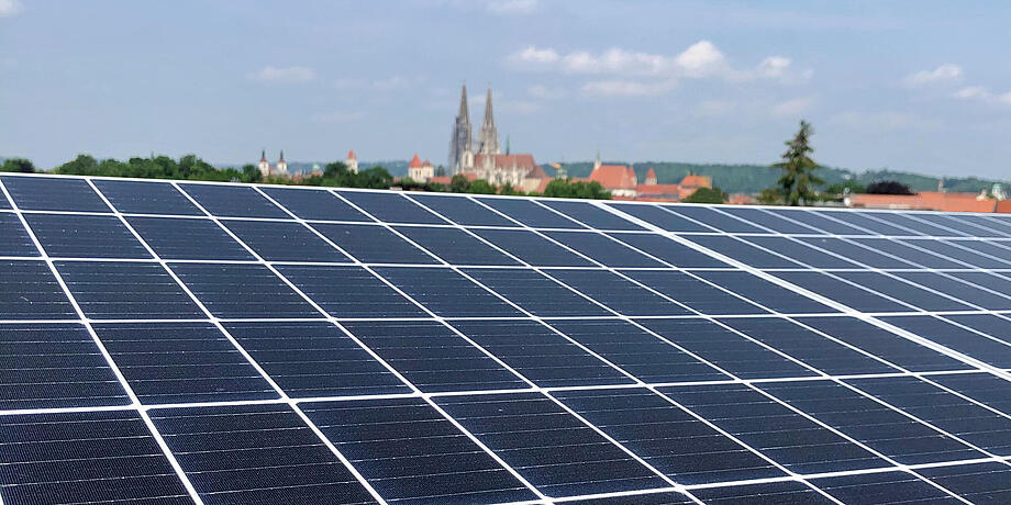 Bild von Photovoltaikanlage am Dach der Weißenburgstraße 22 in Regensburg